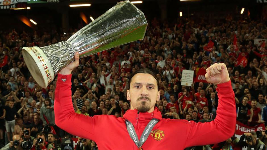 Zlatan Ibrahimovic festejó el título de Europa League junto a sus compañeros pese a estar lesionado. (Foto: Sky Sports)