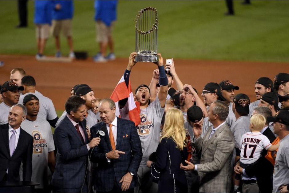 Carlos Correa no solo gan&oacute; la Serie Mundial con Los Astros, tambi&eacute;n propuso matrimonio. (Foto: AFP)