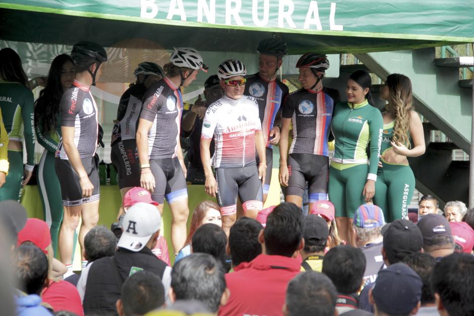 Los integrantes del Global Cycling Holanda invitaron a Emeterio Vicente Mej&iacute;a en el saludo final de la Vuelta a Guatemala. (Foto: Fredy Hern&aacute;ndez/Soy502)