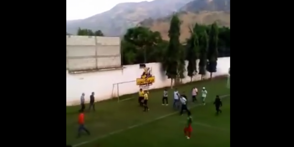 Los &aacute;rbitros trataron de mantener la compostura, pero la agresi&oacute;n fue brusca en su contra. (Captura Video)