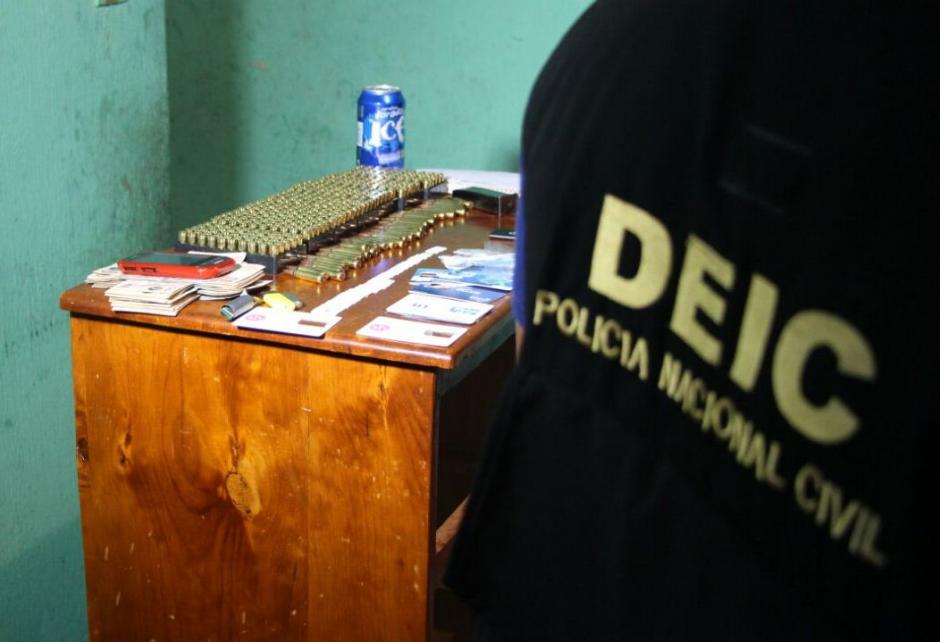 Las autoridades detuvieron a un pandillero apodado "Little Pinky" que apareci&oacute; en un video junto a otros mareros. (Foto: PNC)