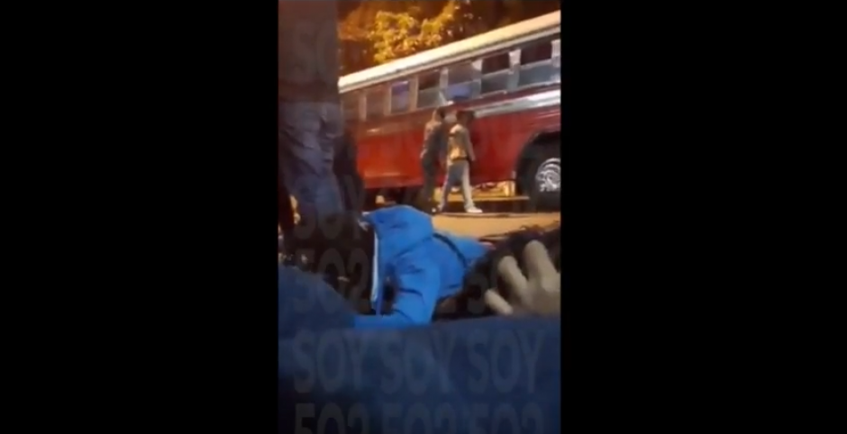 As&iacute; se vivi&oacute; la detenci&oacute;n de presuntos responsables de cometer un secuestro en la colonia Minerva en Mixco. (Foto: Captura de YouTube)