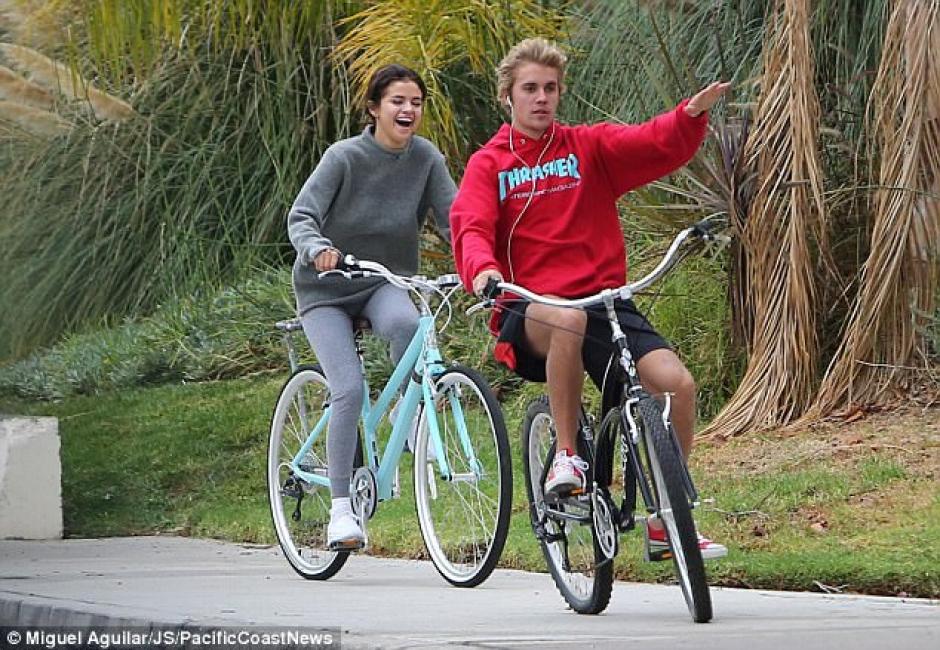 Selena y Justin Bieber ya no se ocultan de los paparazzi. (Foto: Mail Online)