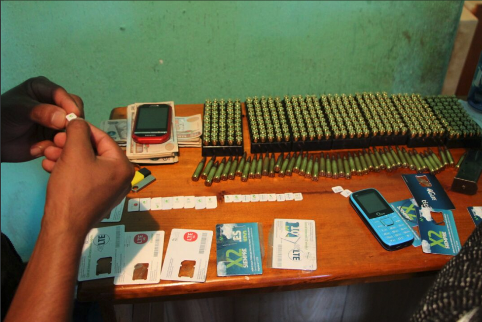 Los fiscales contabilizaron los objetos incautados en la residencia donde se localiz&oacute; al pandillero. (Foto: PNC)