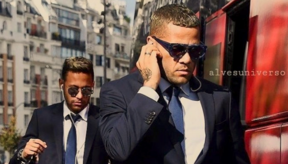 Dani Alves irrumpe en una sesi&oacute;n de fotos de Neymar. (Foto: @danialves)