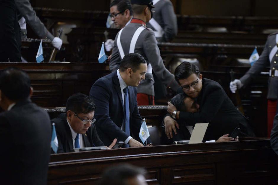 El presidente de la Comisión de Finanzas, Adim Maldonado, abraza al jefe de la bancada oficial, Javier Hernández, uno de los principales exponentes del #PactoDeCorruptos, ante la mirada del diputado Juan Manuel Giordano. (Foto: Wilder López/Archivo Soy502)