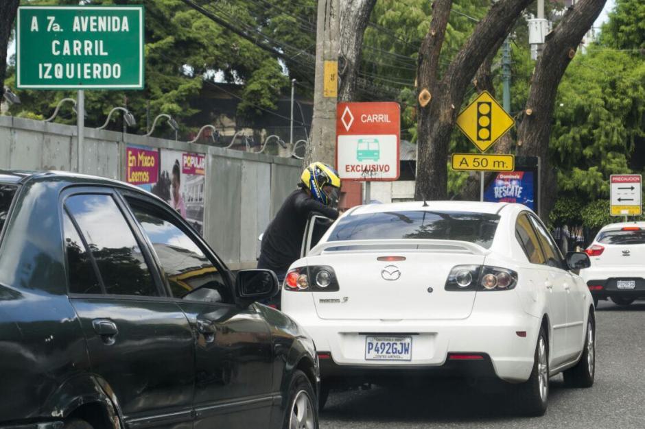 La mayoría de conductores que son interceptados se ven distraídos mientras manejan. (Foto: Twitter @JuanMa_Galvez)