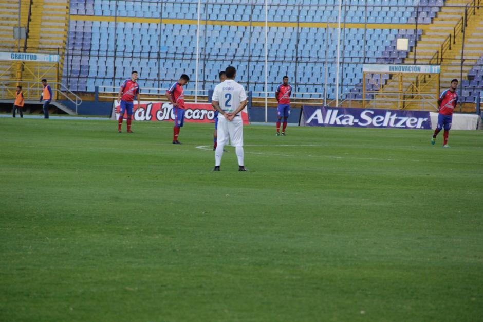 As&iacute; protestaron los jugadores de Comunicaciones y Xelaj&uacute; antes del encuentro. (Fotos: Fredy Hern&aacute;ndez/Soy502)