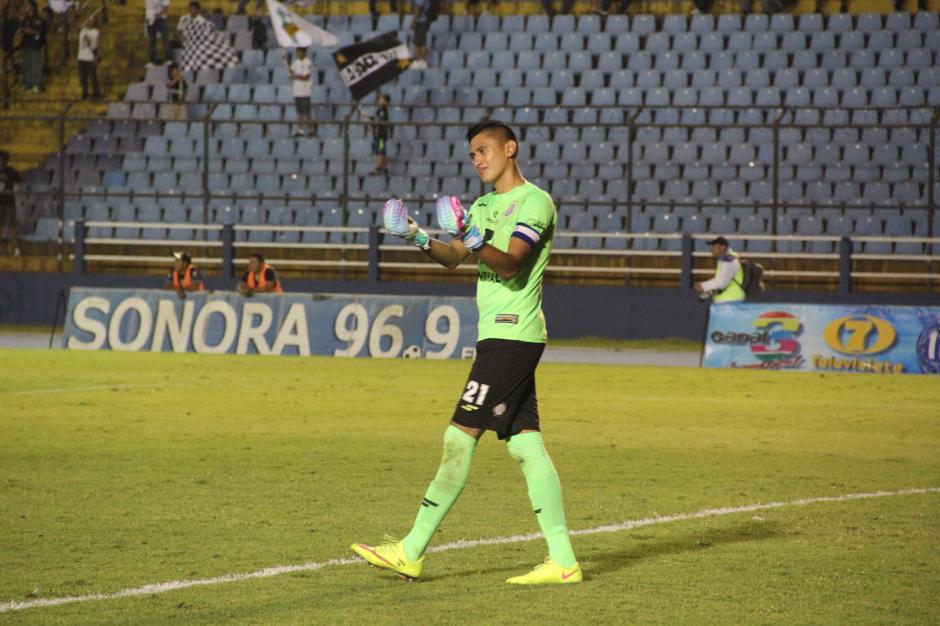 Jos&eacute; Carlos Garc&iacute;a enfrent&oacute; a la afici&oacute;n crema antes de finalizar el partido. (Foto: Fredy Hern&aacute;ndez/Soy502)