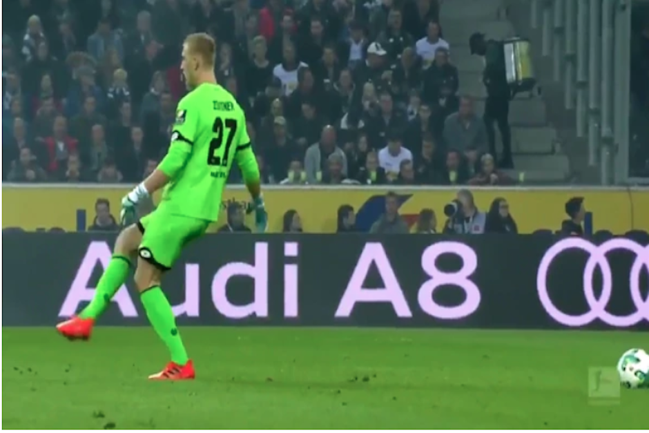 El portero lanz&oacute; una patada al aire luego de que la pelota rodara detr&aacute;s suyo . (Imagen: captura de pantalla)