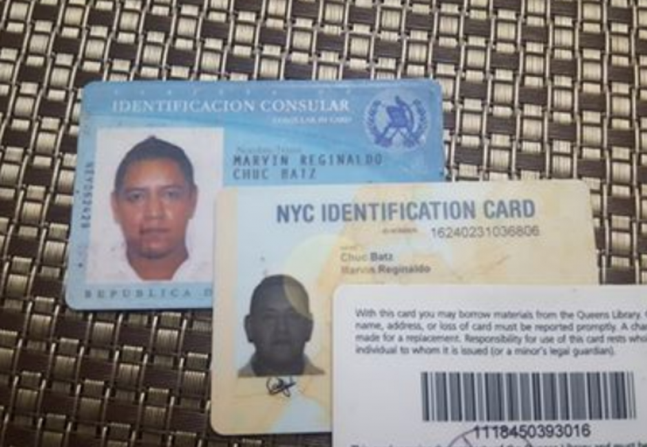 Las tarjetas de identificaci&oacute;n estaban tiradas en una de las calles de Brooklyn. (Foto: Roxana Mazariegos)