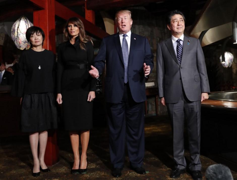 Donal Trump y su esposa, junto al primer ministro de Jap&oacute;n y su esposa. (Foto: AFP)