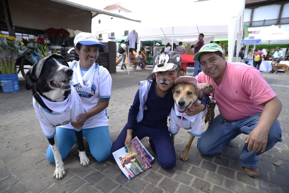Las familias llevaron a sus mascotas para apoyar la causa. (Foto: Wilder L&oacute;pez/Soy502)