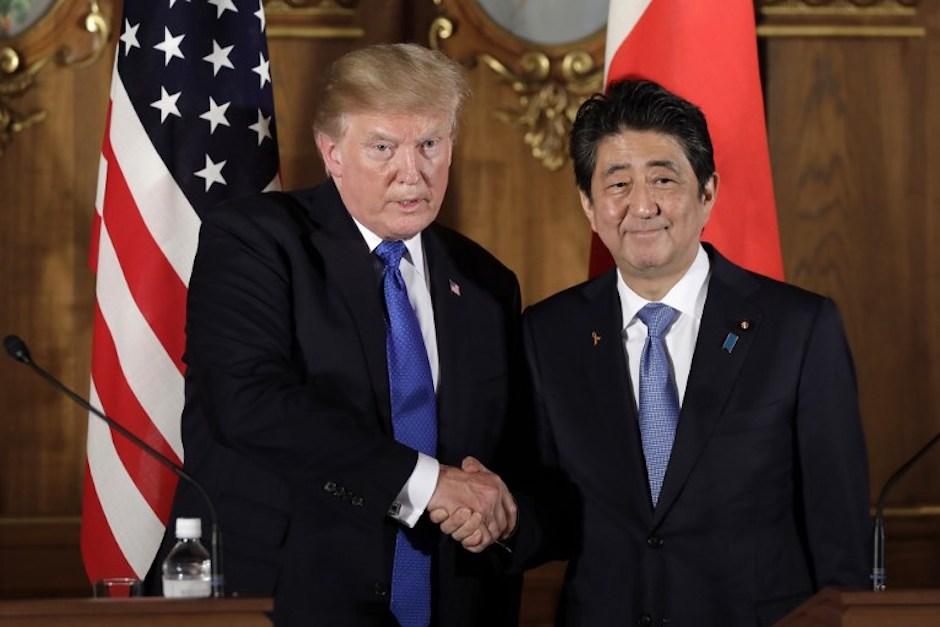 El mandatario estadounidense, Donald Trump, se reuni&oacute; este lunes con el primer ministro japon&eacute;s&nbsp;Shinzo Abe.&nbsp;(Foto. AFP)