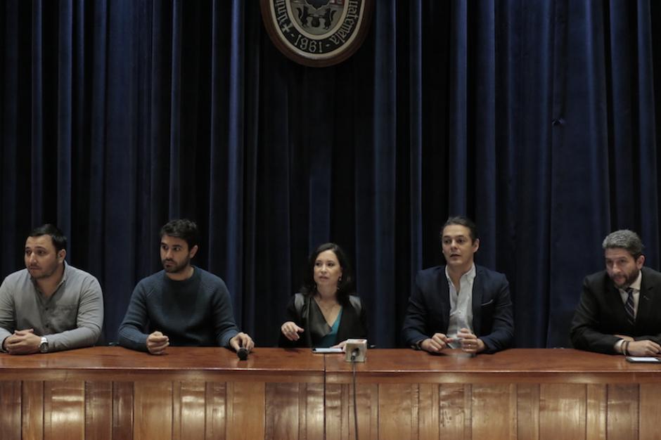 De izquierda a derecha: Leonardo Cereser Aguirre, de Publinews; Enrique Naveda, de Plaza Pública; Dina Fernández, de Soy502; Martín Rodríguez Pellecer, de Nómada y Erick Salazar de Guatevisión, en la conferencia, realizada en la Universidad Rafael Landívar. (Foto: Alejandro Balán/Soy502)