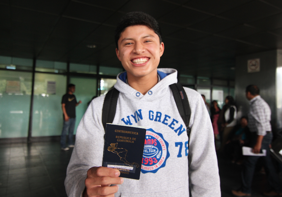 El futbolista guatemalteco Brolin Winalda Valdiz&oacute;n viaj&oacute; a Espa&ntilde;a para uniarse al Girona. (Foto: Luis Barrios/Soy502)