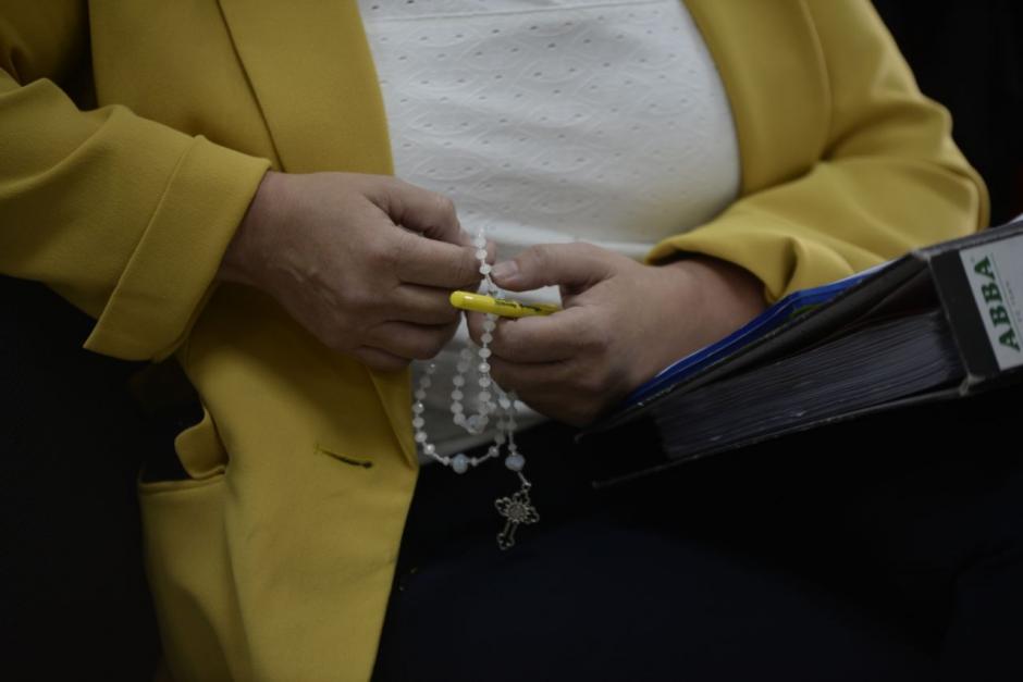 La sindicada ha rezado el rosario todos los d&iacute;as durante la audiencia de primera declaraci&oacute;n. (Foto: Wilder L&oacute;pez/Soy502). 