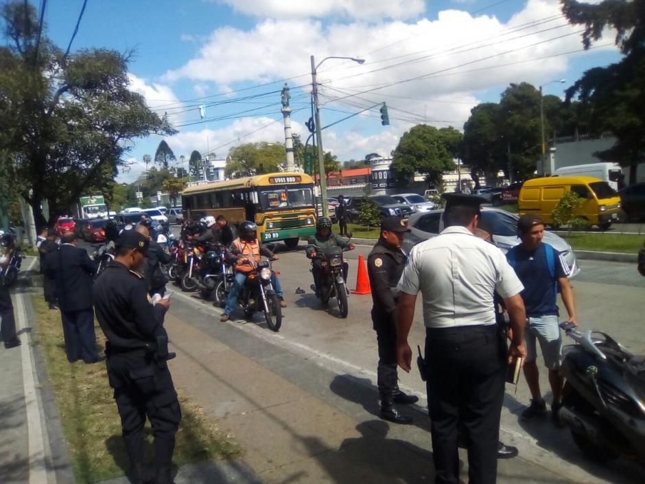 La PNC realiza operativos para disminuir los índices de robos cometidos por motoladrones en la capital. (Foto: PNC)