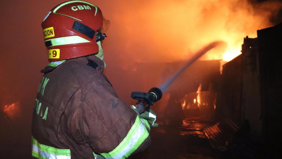 Las autoridades investigan el hecho y los vecinos sostienen que fue un grupo de pandilleros. (Foto: Bomberos Municipales)