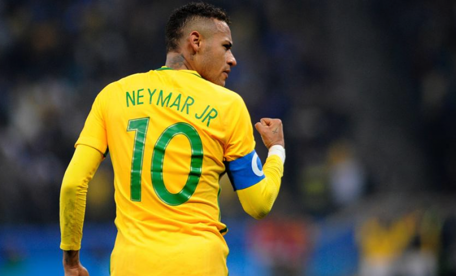 Neymar hizo todo pero el portero le gan&oacute; el duelo y le ataj&oacute; el penal. (Foto: AFP)