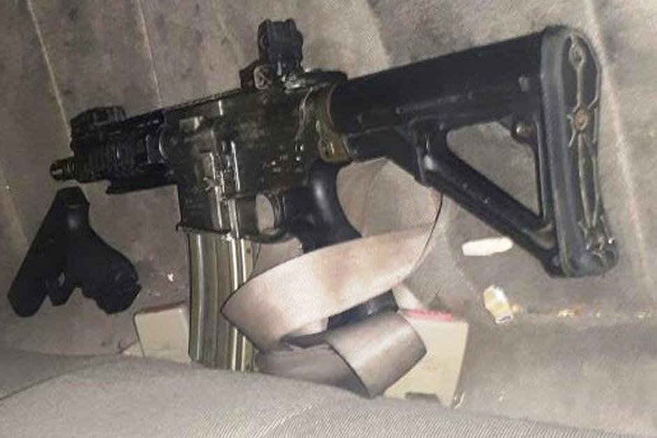 Un total de ocho personas fueron arrestadas acusadas de intentar realizar un ataque armado. Se les incaut&oacute; un fusil de asalto con mira l&aacute;ser. (Foto: PNC)