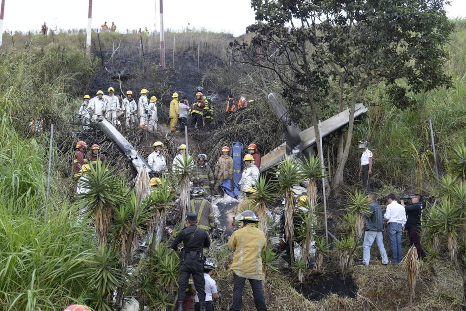 Bomberos de ambos cuerpos de socorro trabajaron en el lugar para sofocar las llamas. (Foto: Wilder L&oacute;pez/Soy502)