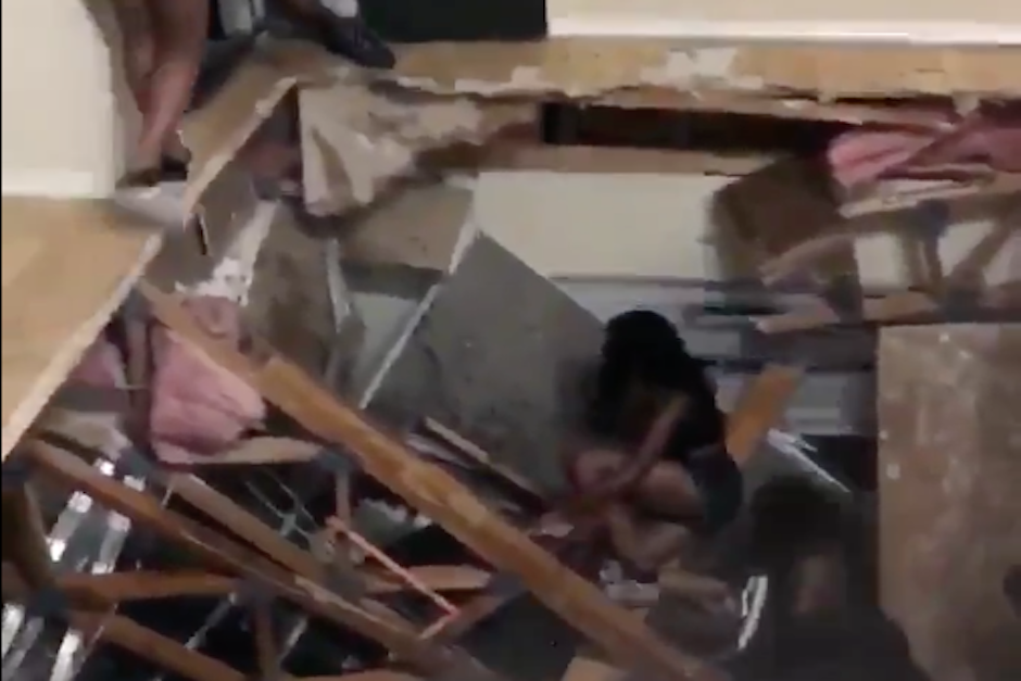 El piso no soport&oacute; el peso de los estudiantes, se derrumb&oacute; y dej&oacute; varios heridos, aunque no de gravedad. (Imagen: captura de pantalla)