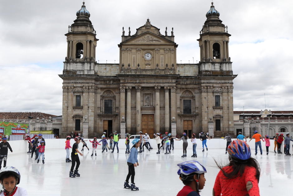 La pista de hielo en la Plaza de la Constituci&oacute;n es una de las celebraciones tradicionales de la Navidad guatemalteca. (Foto: Alejandro Bal&aacute;n/Archivo Soy502)