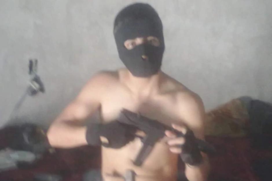 En su cuenta de Facebook, el capturado expon&iacute;a im&aacute;genes de &eacute;l posando con armas de grueso calibre. (Foto: Infobae)