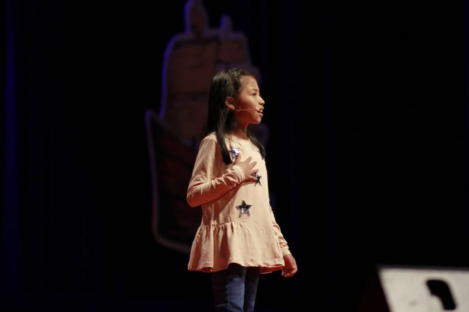 Una niña lectora de una comunidad rural de Baja Verapaz, participó en el evento "Mind the Map" que se realizó en la Universidad Francisco Marroquín. (Foto: Facebook/TEDxUFM)