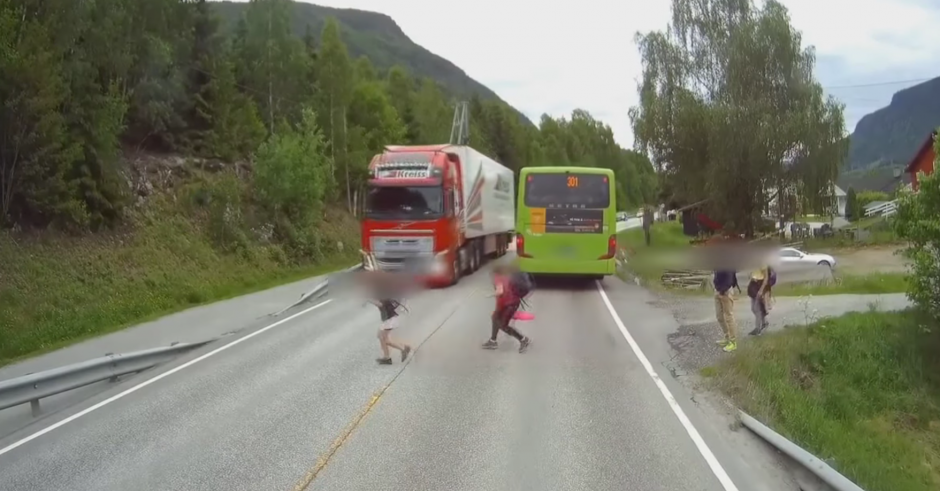 Un ni&ntilde;o estuvo a punto de morir en una carretera de Noruega. (Foto: captura YouTube)