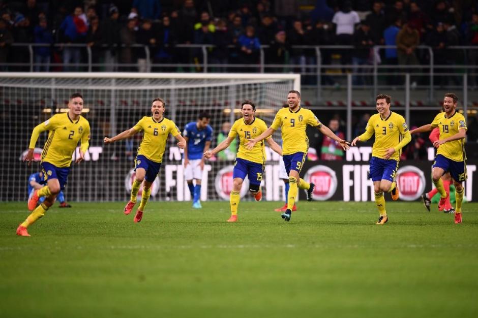 Los jugadores de Suecia celebran al finalizar el encuentro ante Italia al que dejaron fuera del mundial. (Foto: AFP)