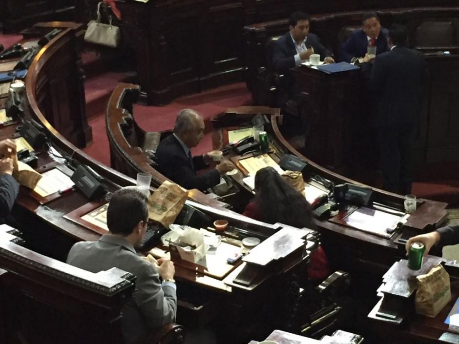 Algunos diputados se quedaron comiendo en el hemiciclo, otros recibieron su almuerzo y se fueron. (Foto: Jos&eacute; Miguel Casta&ntilde;eda/Soy502)