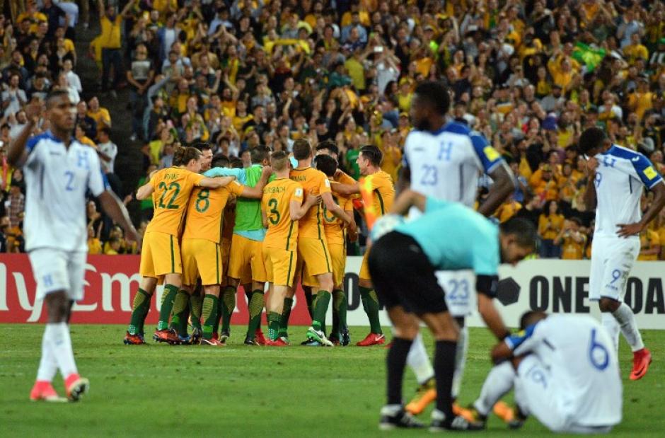 Un autogol y dos penales sentenciaron el resultado para los catrachos, quienes cayeron contra la selección de Australia y dijeron adiós al sueño mundialista. (Foto: AFP)