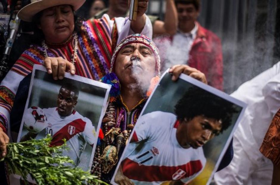 Los aficionados de Perú viven con toda la emoción la previa del gran juego. (Foto: AFP)&nbsp;
