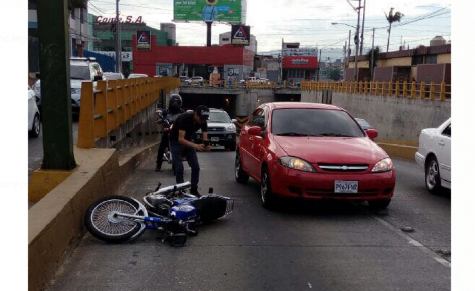 Los presuntos delincuentes abandonaron la moto en el paso a desnivel de la 13 calle. (Foto: Twitter Amílcar Montejo)