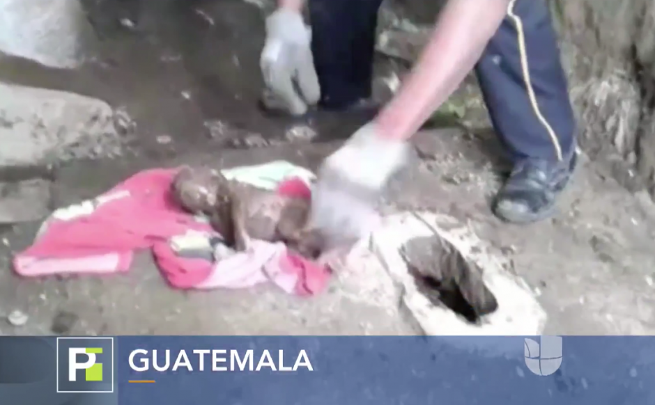 Los bomberos rescataron al reci&eacute;n nacido de las tuber&iacute;as. (Foto: Univisi&oacute;n)