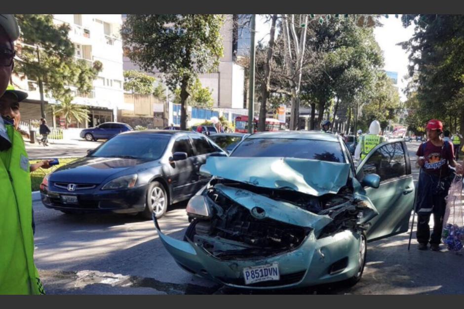 Al menos cuatro vehículos resultaron afectados en un accidente registrado en la Avenida Reforma. (Foto: Jairo Moreno/Twitter)