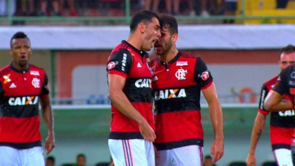 Los compa&ntilde;eros estuvieron cerca de irse a los golpes durante el juego entre el Flamengo y el Corinthians. (Foto: BeSoccer)