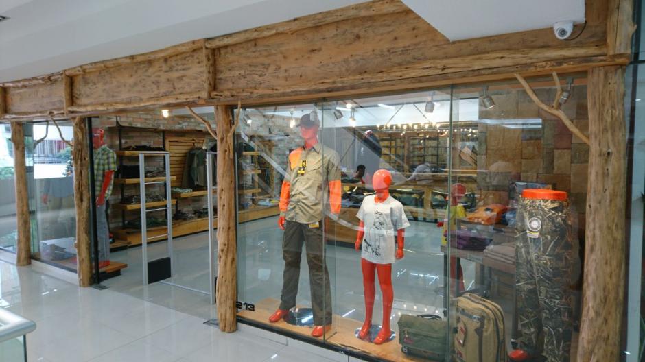 Productos relacionados a la cacer&iacute;a, la recreaci&oacute;n y la defensa personal disponibles en la nueva tienda. (Foto: cortes&iacute;a Legi&oacute;n).&nbsp;