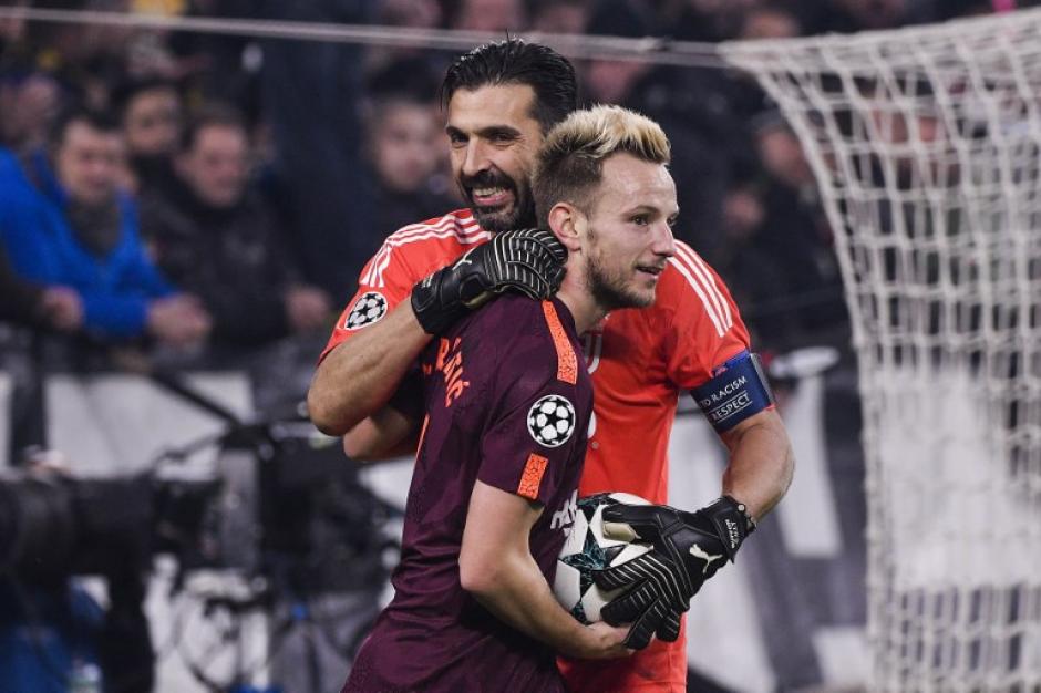 Buffon y Rakitic se saludaron durante el encuentro. (Foto: AFP)