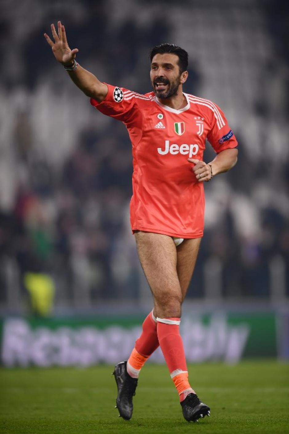 so buffon is an actual cheat code : r fifacareers... La curiosa estampa de Gianluigi Buffon al finalizar el encuentro