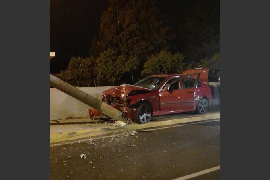 El conductor de un vehículo en aparente estado de ebriedad chocó con un poste en el interior de la USAC. (Foto: Instagram/Amilcar Montejo)