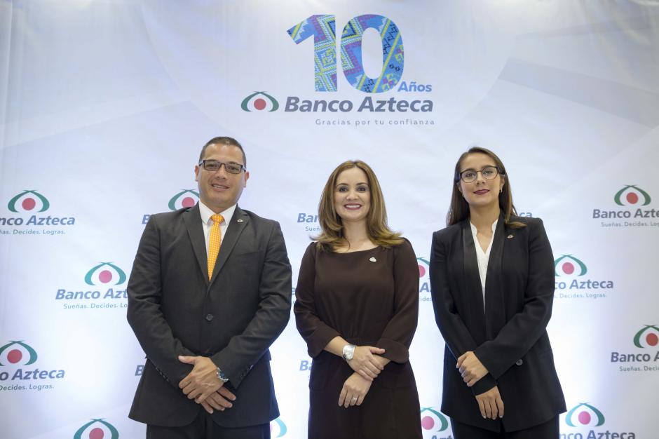 Walter Nájera, gerente de producto préstamos; Rosa María Castañeda, gerente de mercadeo y Sofy Hernández, gerente de Tarjeta Azteca, anunciando la celebración de los 10 años de Banco Azteca. (Foto: George Rojas/Soy502)