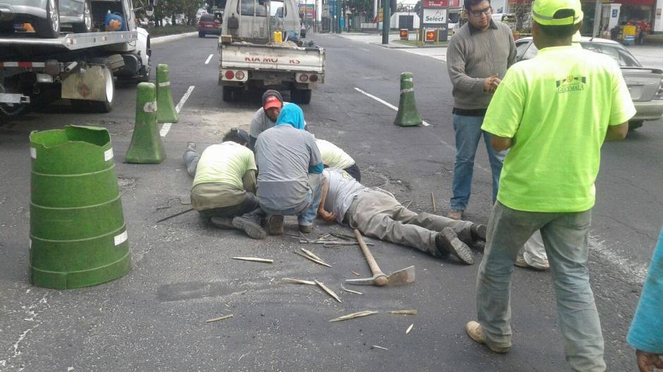 La Municipalidad de Mixco realiz&oacute; las reparaciones del agujero en la calzada Roosevelt. (Foto: MICIVI)
