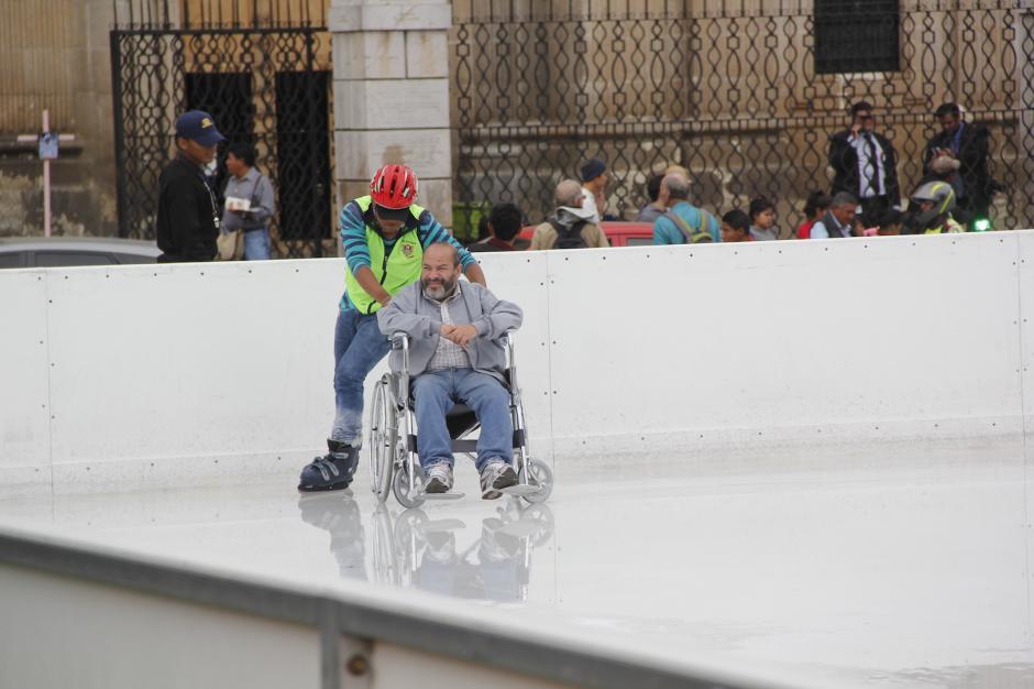 Jos&eacute; Marcelino sonri&oacute; y goz&oacute; el recorrido en la pista de hielo. (Foto: Fredy Hern&aacute;ndez/Soy502)