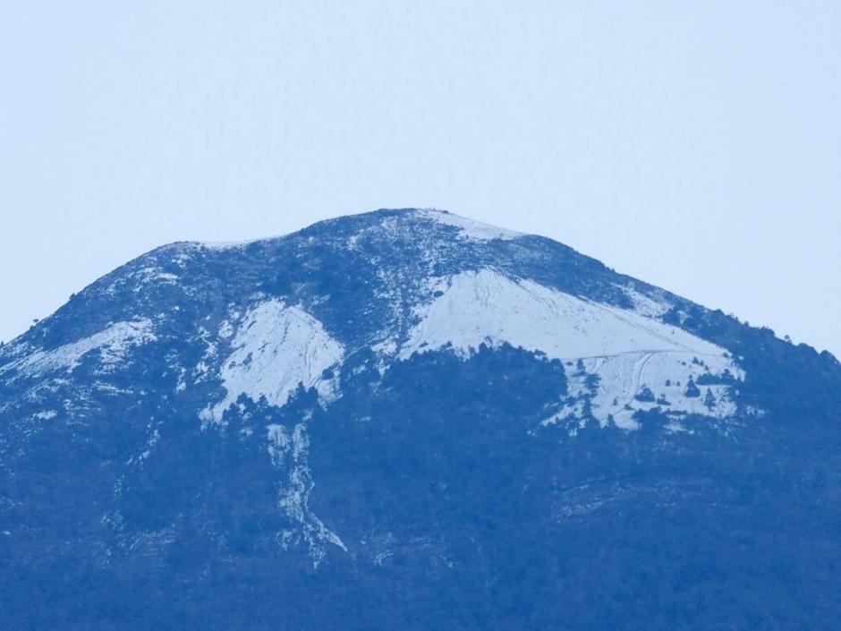 Un grupo de turistas que escal&oacute; el volc&aacute;n Acatenango, comparti&oacute; un video de la ca&iacute;da de nieve en la cima del coloso. (Foto:&nbsp;@ClimaenGuate)