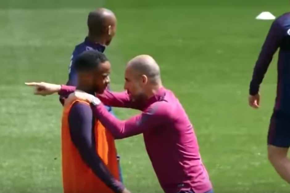 En la grabaci&oacute;n se puede ver a Pep gesticular y dar instrucciones a Raheem Sterling durante un entrenamiento. (Imagen: captura de pantalla)