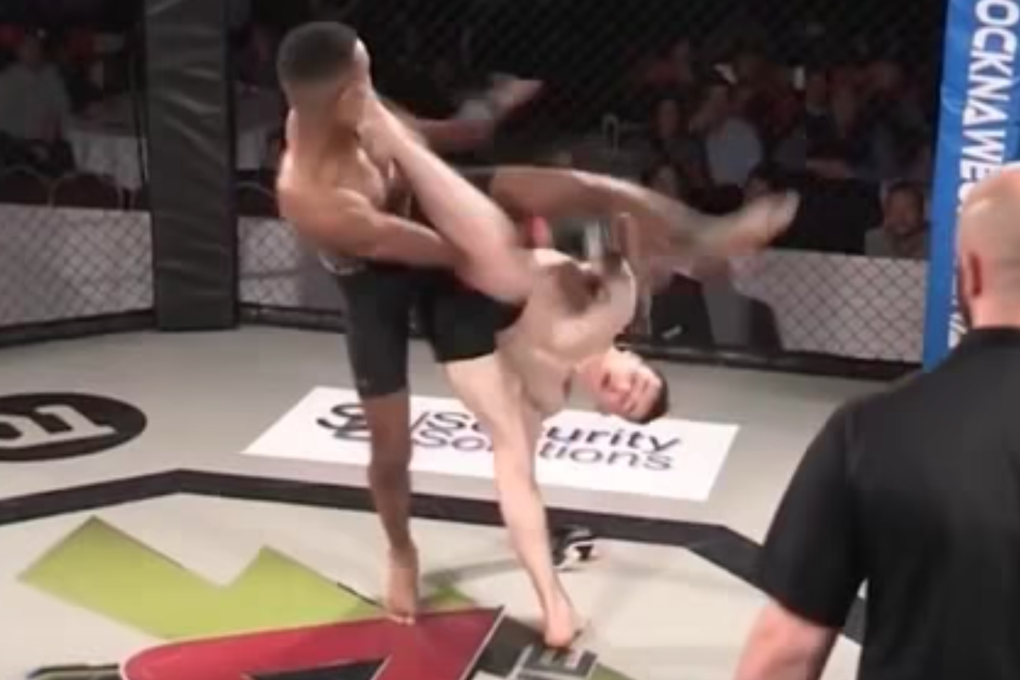 El nocaut fue provocado por una espectacular patada propinada en el debut de un luchador ingl&eacute;s. (Imagen: captura de pantalla)