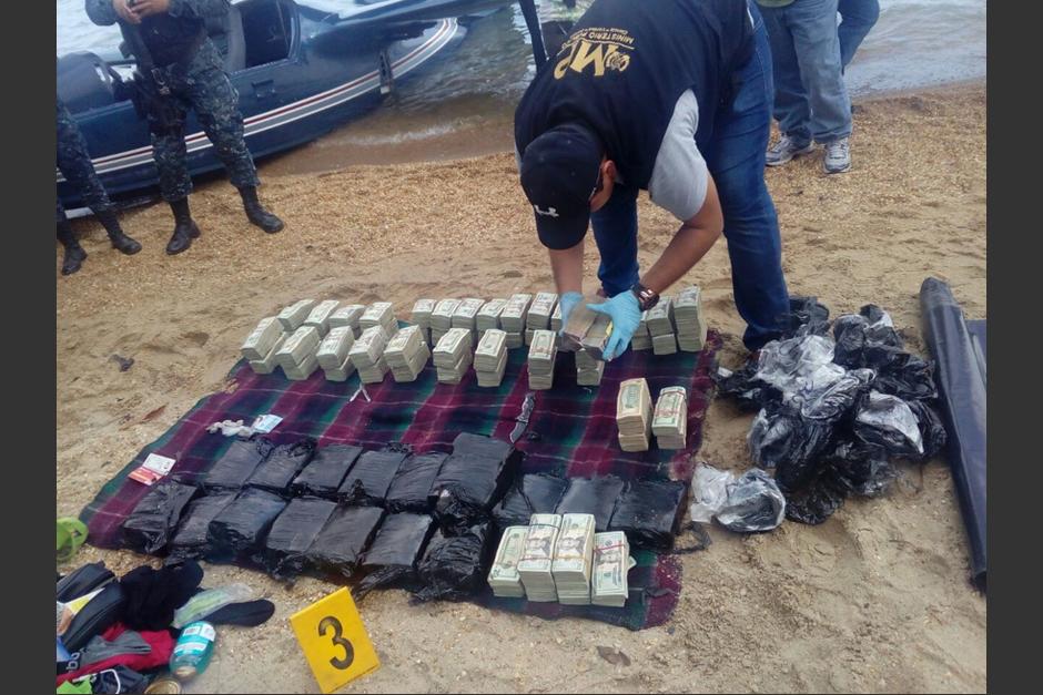 Las autoridades localizaron varios paquetes con d&oacute;lares en el interior de la avioneta. (Foto: MP) 